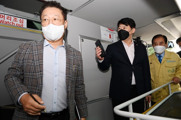 이한규 경기도 행정2부지사는 박윤국 포천시장 등과 함께 28일 포천 3006번 차고지를 방문해 2층 전기버스 개통 전 현장점검을 벌였다. (사진제공=경기도청)
