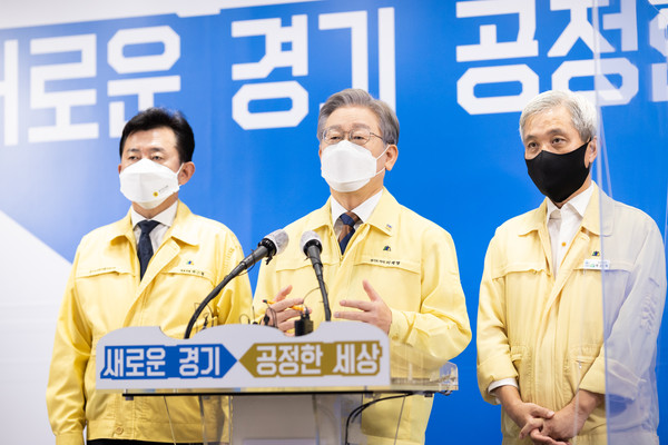 15일 오후 경기도청 브리핑룸에서 이재명 경기도지사, 곽상욱 시장군수협의회장(오산시장), 박근철 경기도의원 등이 참석한 가운데 제3차 경기도 재난기본소득 지급 관련 기자회견을 하고있다. (사진제공=경기도청)
