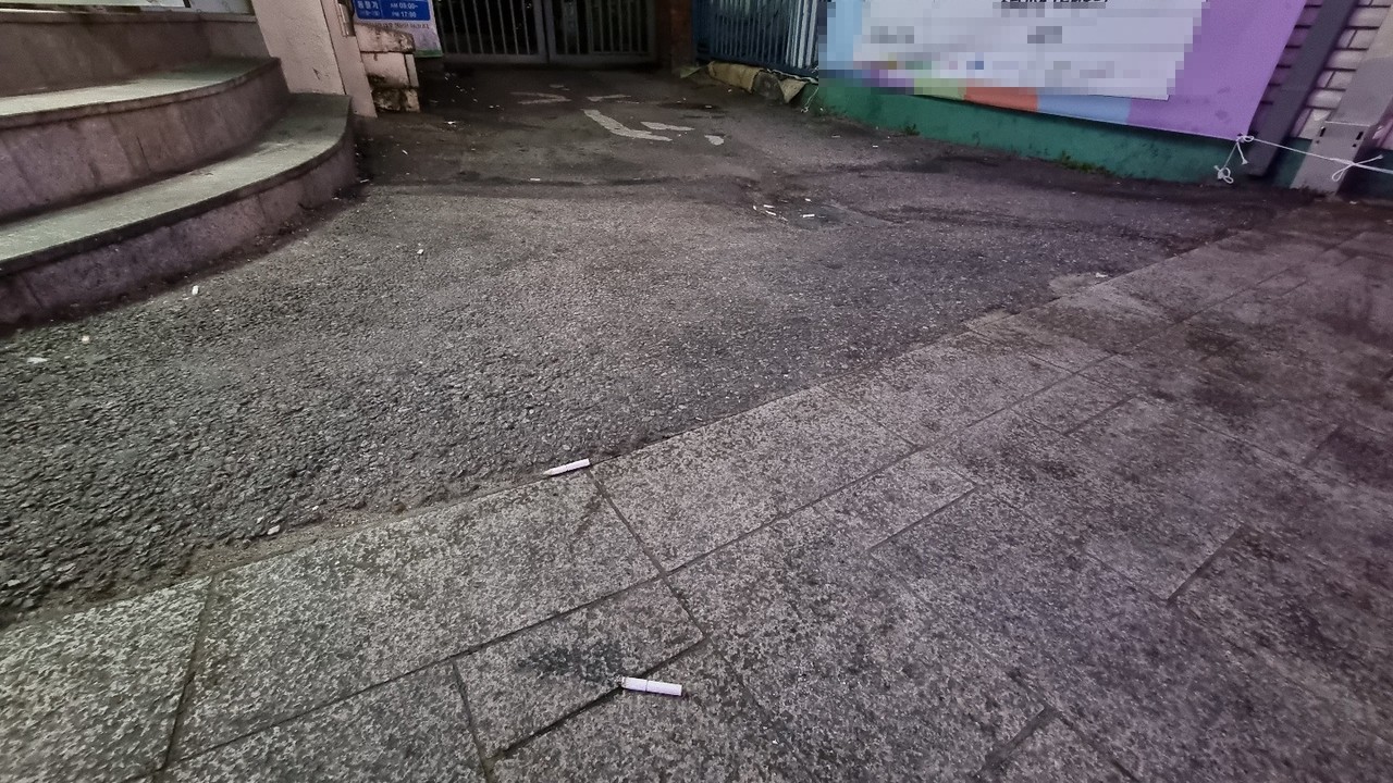 상가앞 바닦에 버려진 담배꽁초들. (사진=장은기 기자)
