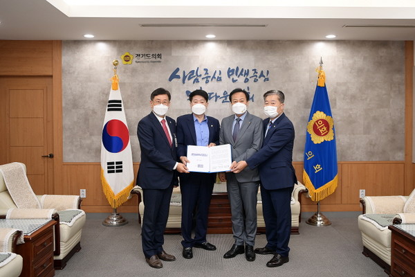 연천·가평·양평군의회 의장단은 경기도의회를 방문해 천편일률적으로 적용되고 있는 사회적 거리두기를 지역 특성과 코로나19 발생 현황 등을 반영해 적용해 줄 것을 공동 건의했다. (사진제공=연천군의회)