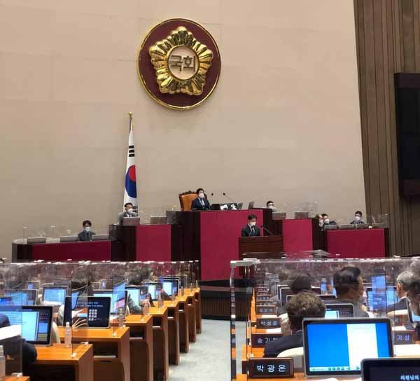 여야는 29일 251명의 의원이 참석한 가운데 국회 본회의를 열고 정찬민 의원에 대한 체포동의안을 무기명 투표로 진행한 결과 찬성 139명(55.37%), 반대 96명, 기권 16명으로 통과시켰다. (사진=최혜영 의원 페이스북)