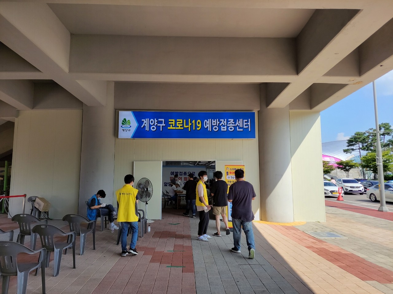 인천지역 코로나19 일일 신규 확진자 수가 120명 발생한 것으로 집계됐다. 사진은 10일 오후 계양구 코로나19 예방접종센터에 예방접종하기 위해 시민들이 순서를 기다리고 있다. (사진=이복수 기자)