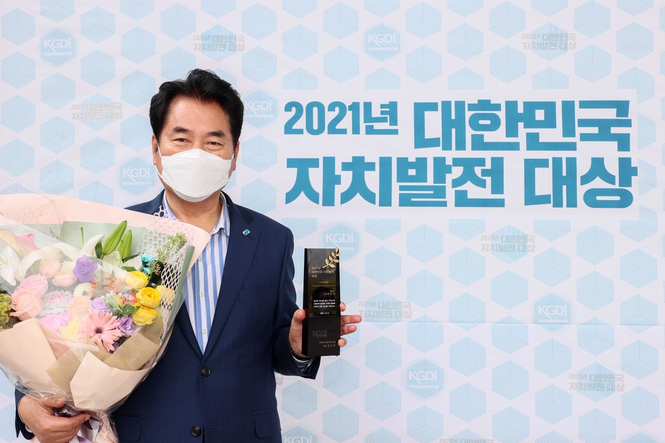 백군기 용인시장이 서울 용산구 백범 김구기념관 컨벤션홀에서 열린 ‘2021 대한민국 자치발전 대상’에서 기초 부문 대상을 수상했다. (사진제공=용인시청)