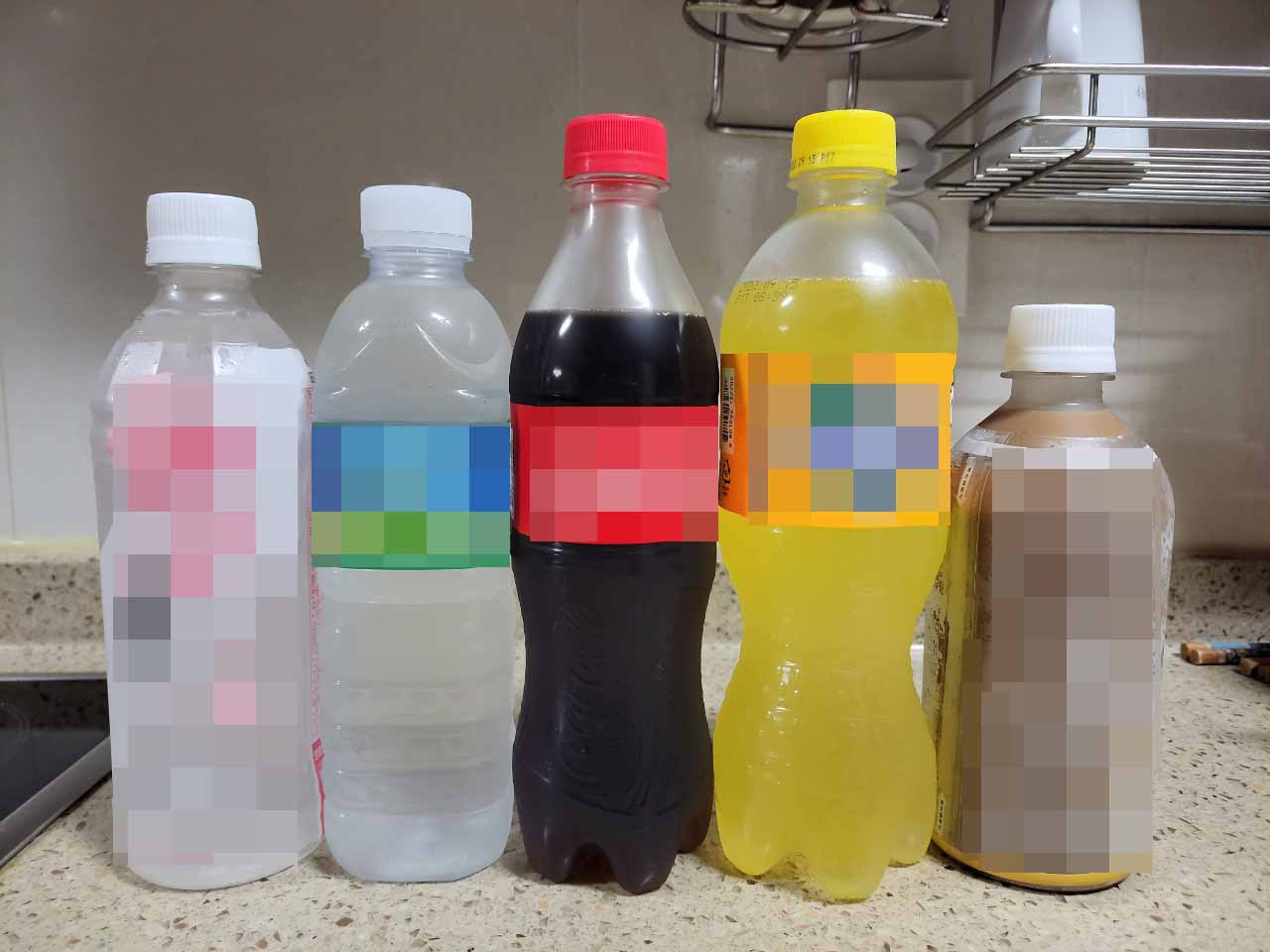 500㎖ 먹는 샘물·음료의 라벨을 보면 약 21㎝ 페트병에 약 17㎝의 라벨이 부착돼 있고, 약 21.3㎝에는 4.5㎝, 약 23㎝에는 4~5㎝, 약 18㎝에는 14.3㎝가 부착돼 있다. (사진=김유정 기자)