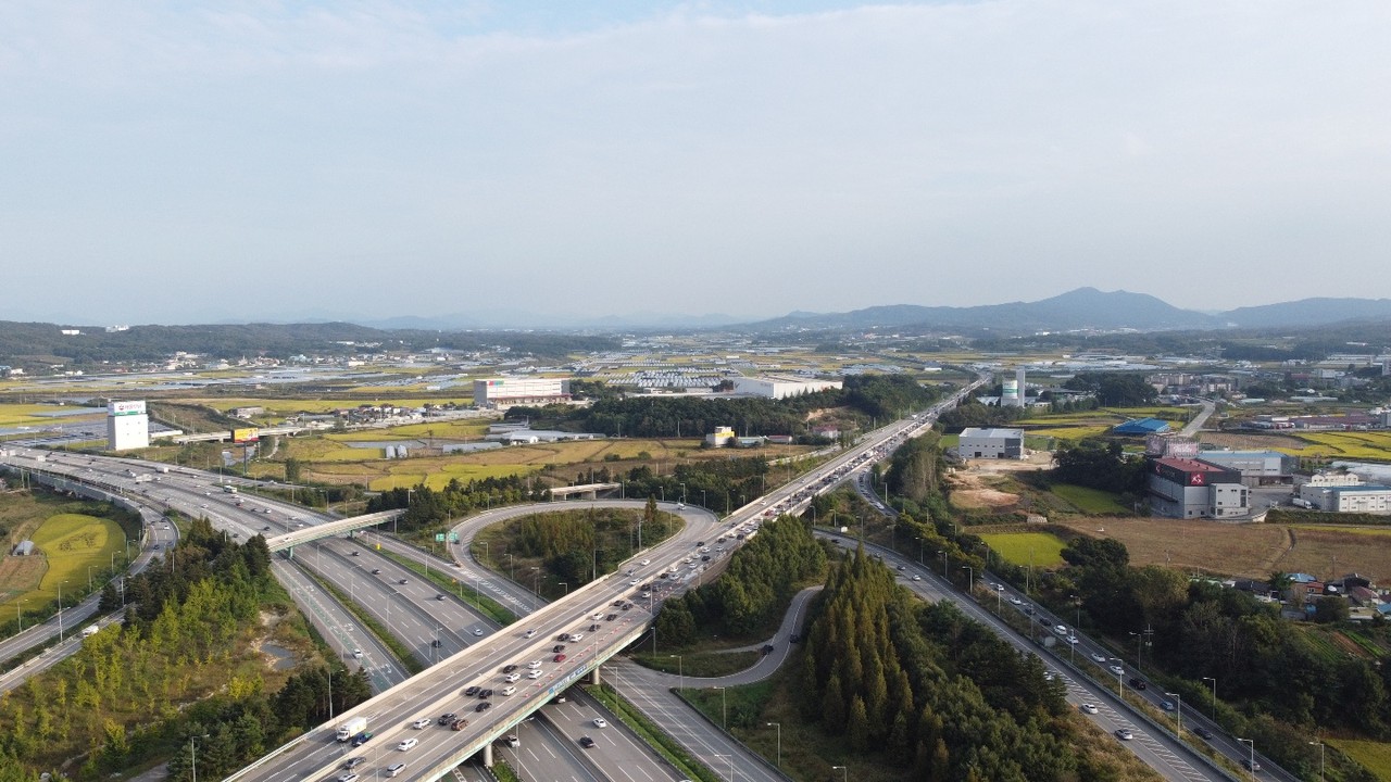호법분기점에서 중부고속도로 하행선은 차량이 많은 반면, 영동고속도로 상하행선은 모두 원활한 교통 흐름을 보이고 있다. (사진=송석원 기자)