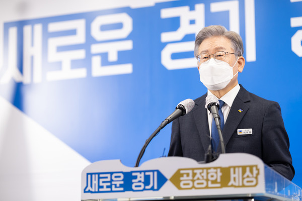 더불어민주당 소속으로 ‘제20대 대통령 후보’에 선출된 이재명 경기지도사는 "정쟁이 뻔하지만 도지사로서의 책임이 중요하다고 생각해 오는 18일과 20일 실시되는 국정감사에 임하기로 했다고 밝혔다. (사진제공=경기도청)