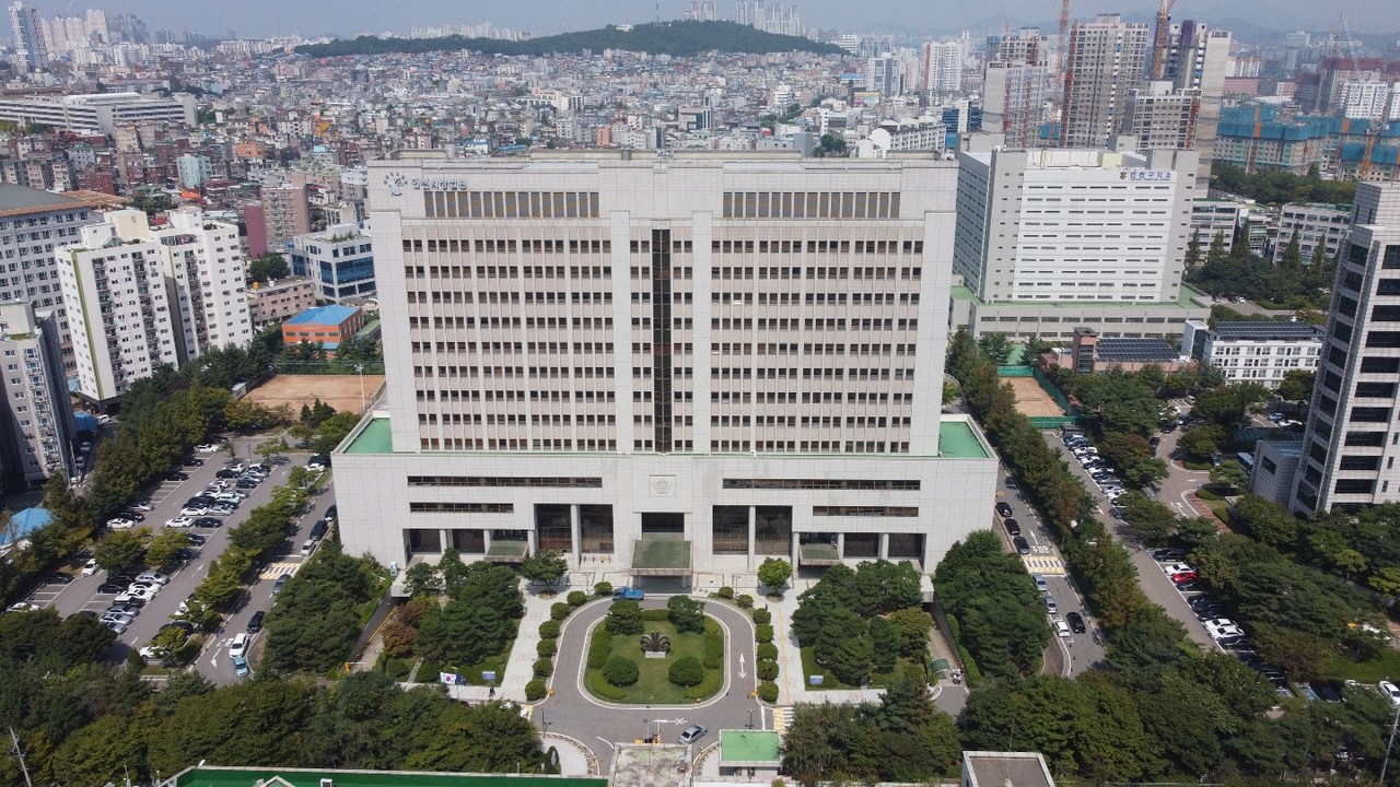 술갑 시비로 인천의 한 노래주점에서 40대 손님을 살해 후 시신을 훼손해 유기한 혐의로 구속기소된 허민우(34)의 첫 재판이 오는 25일 인천지법에서 열린다. 사진은 인천지방법원 전경. (사진=중앙신문DB)