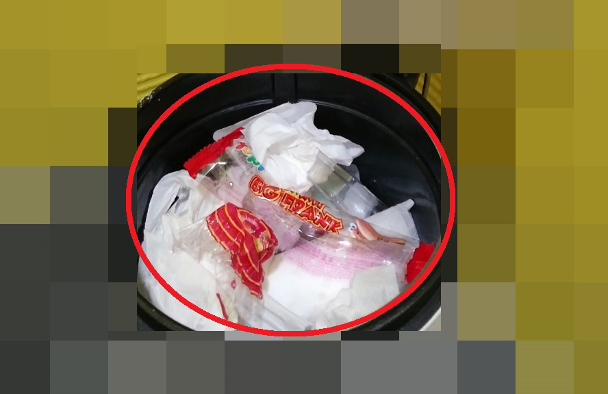 코로나19로 인해 아이들이 학교와 학원에서 간식을 먹지 못하게 되자, 어쩔 수 없이 화장실에서 몰래 먹는 것으로 알려졌다. 학원 화장실 휴지통에는 초등학생들이 먹은 과자와 사탕, 젤리 포장지를 쉽게 찾아볼 수 있다. (사진=제보자 제공)