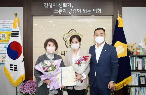 파주시의회는 ‘10월 칭찬공무원’에 교하동에 근무하는 전혜경 주무관을 선정해 표창장을 수여했다. (사진제공=파주시의회)