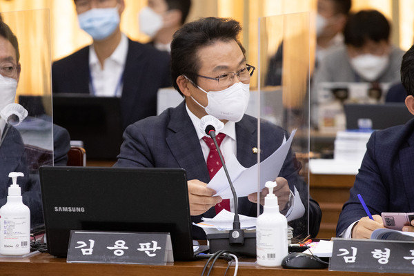 18일 오전 경기도청 신관 4층 제1회의실에서 열린 2021년 행정안전위원회 국정감사에서 김용판 국회의원(국민의힘)이 질의를 하고 있다. (사진제공=경기도청)