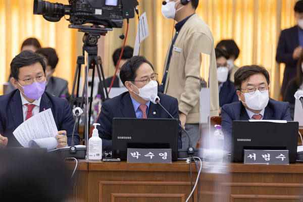 18일 오전 경기도청 신관 4층 제1회의실에서 열린 2021년 행정안전위원회 국정감사에서 박수영 국회의원(국민의힘)이 질의를 하고 있다. (사진제공=경기도청)