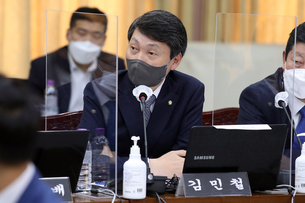 18일 오전 경기도청 신관 4층 제1회의실에서 열린 2021년 행정안전위원회 국정감사에서 김민철 국회의원(더불어민주당)이 발언을 하고 있다.  (사진제공=경기도청)