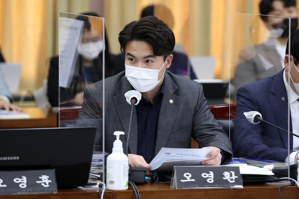18일 오전 경기도청 신관 4층 제1회의실에서 열린 2021년 행정안전위원회 국정감사에서 오영환 국회의원(더불어민주당)이 발언을 하고 있다. (사진제공=경기도청)