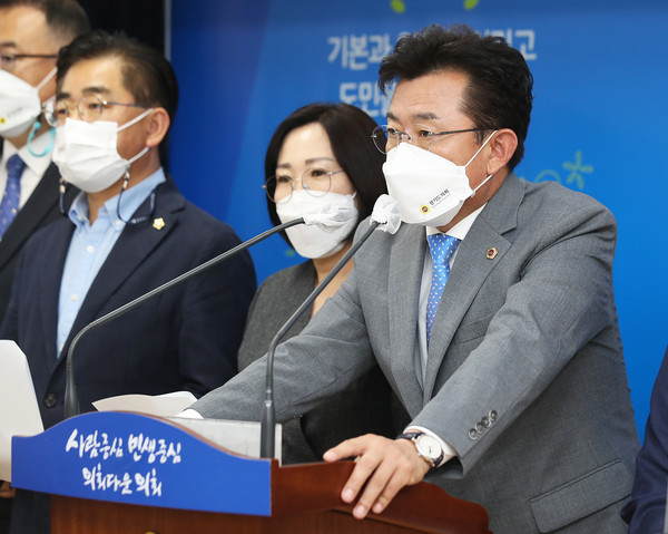 사진은 지난 15일 교섭단체더민주당이 국정감사를 정치적으로 악용말라는 성명서를발표하고 있다. (사진제공=경기도의회)