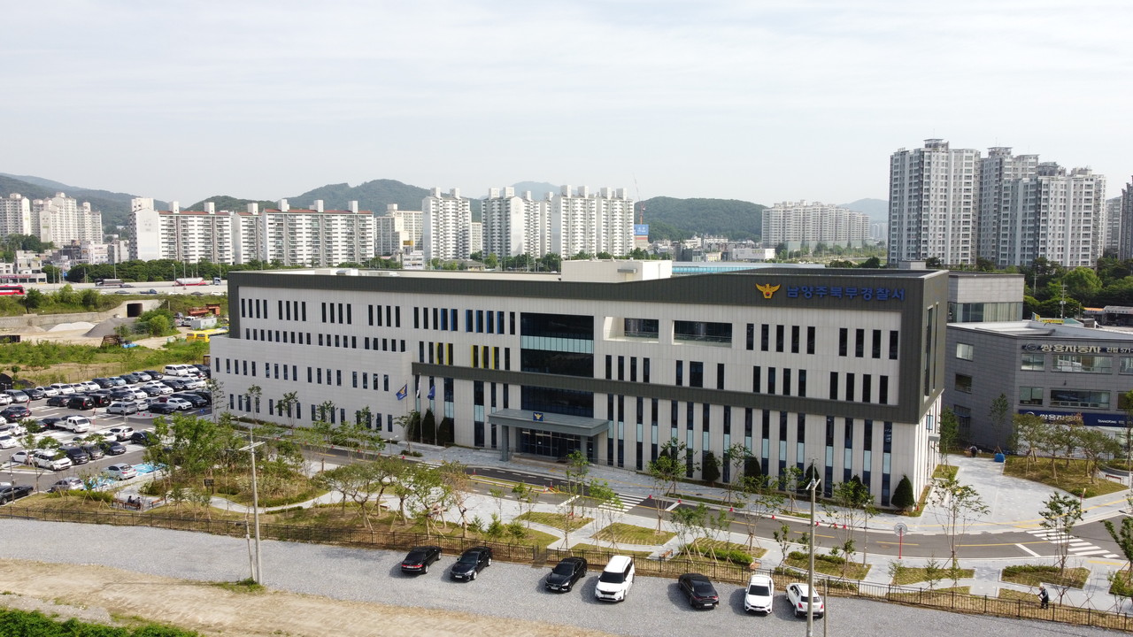경찰은 22일 오후 3시 25분쯤 남양주시 진건읍의 한 야산에서 산책하던 50대 여성이 몸길이 150㎝, 무게 30㎏가량인 대형견에 습격당했다고 밝혔다. 사진은 남양주북부경찰서 전경. (사진=중앙신문DB)