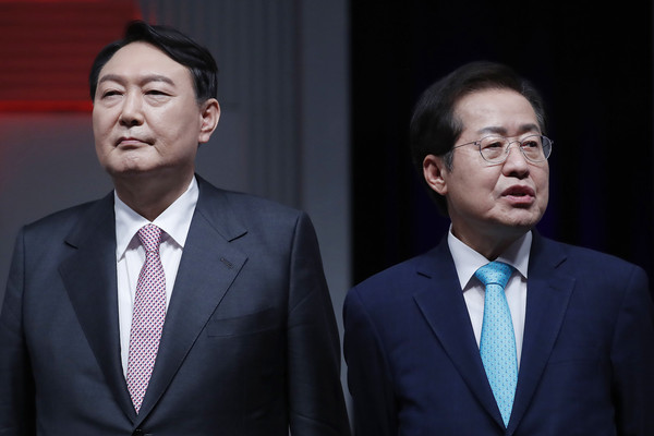 국민의힘 홍준표 대선 경선후보는 윤석열 후보 24차례나 되는 ‘실언 망언 시리즈’를 정리했다며 후보 뽑아놓고 가슴 졸이는 일을 해선 안 된다며 자신의 지지를 호소했다. /사진 왼쪽부터 윤석열·홍준표 후보. (사진=중앙신문DB)