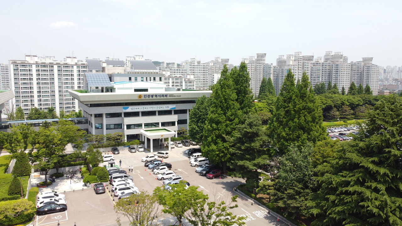 24일 인천시의회에 따르면 인천시가 지역 내 소재한 업체가 단독으로 일반용역에 입찰한 경우 지역 업체 참여도에서 최대 배점을 적용받도록 하는 ‘인천광역시 적격심사 세부기준 일부개정 기준’을 이날 발령했다. 사진은 인천시의회 전경 (사진=중앙신문DB)