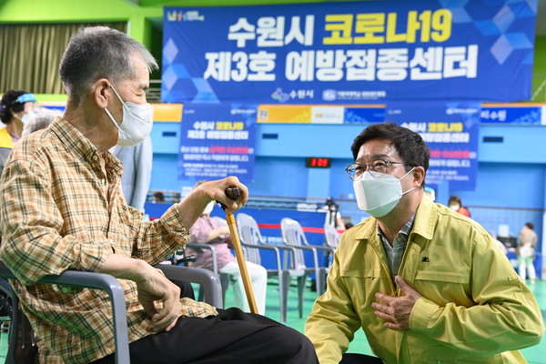 지난 6월 수원시 제3호 예방접종센터 현장을 방문한 염태영 수원시장이 접종을 기다리는 어르신과 대화를 나누고 있다. (사진제공=수원시청)