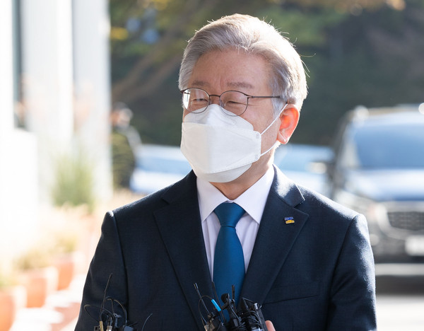 이재명 경기도지사가 25일 오전 경기도청 신관 앞에서 도지사 퇴임 전 마지막 출근을 하던 중 취재진들의 질문에 답하고 있다. (사진제공=경기도청)