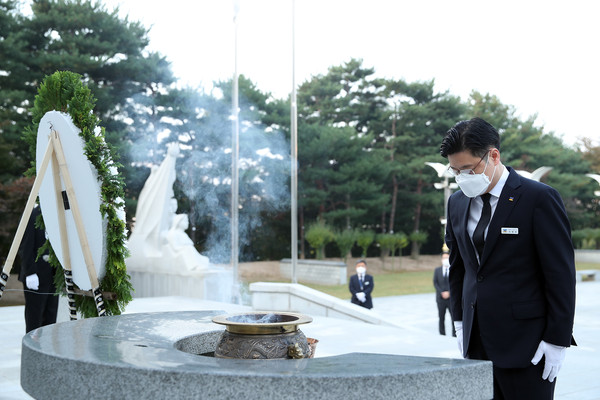 26일 오전 수원시 현충탑에서 오병권 도지사 권한대행(행정1부지사)이 현충탑 참배를 하고 있다.  (사진제공=경기도청)