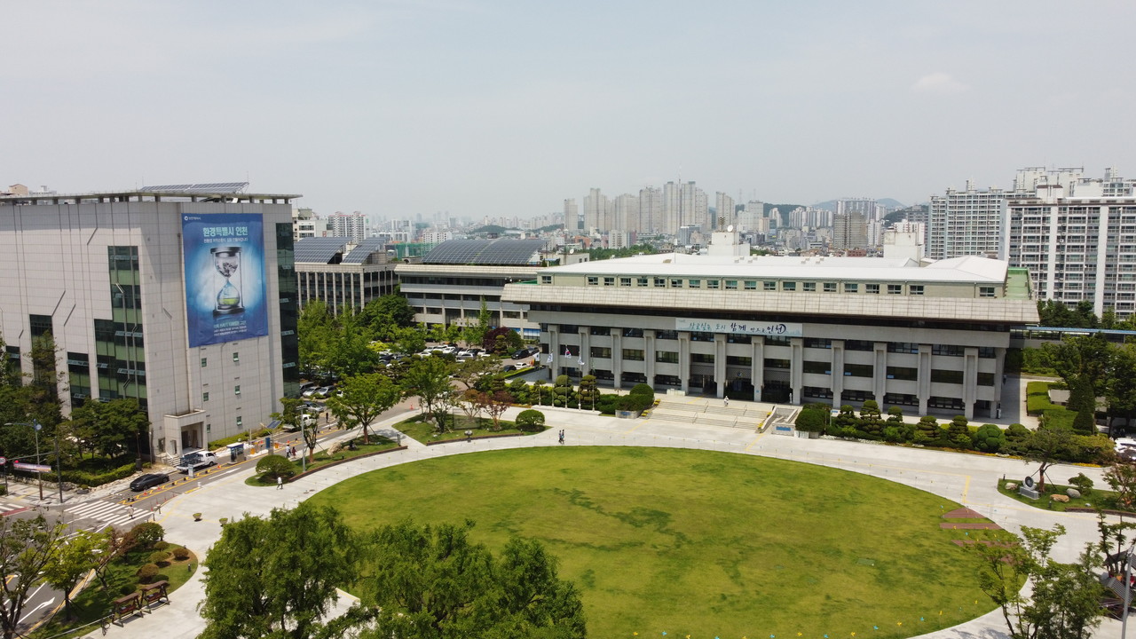 인천시가 환경부에 적극 건의한 결과 올해 ‘가정용 저녹스 보일러 설치·지원 사업비로 6억6100만원(국비 3억9600만원)을 추가 확보해, 총 1만1045가구에 보조금 지원 사업을 추진할 수 있게 됐다고 5일 밝혔다. 사진은 인천시청 전경. (사진=중앙신문DB)