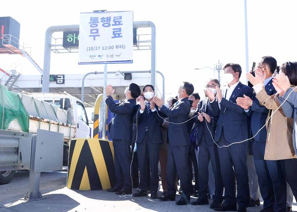27일 김포시 일산대교 요금소에서 이한규 도 행정2부지사, 이재준 고양시장, 정하영 김포시장, 최종환 파주시장이 참석한 가운데 일산대교 통행료 무료화 를 공동발표했다. 도는 27일 정오부터 일산대교 통행차량에 부과되는 요금시스템을 모두 0원으로 조정하기로 했다. (사진=이재준 고양시장 페이스북)