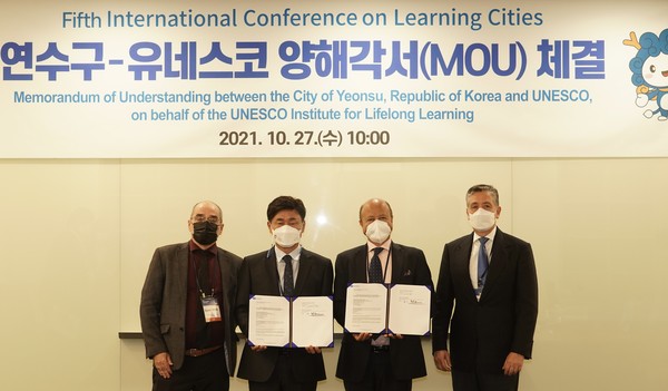 인천시 연수구가 유치해 준비해 온 지구촌 최대 평생학습 컨퍼런스인 제5차 유네스코 학습도시 국제회의(ICLC)가 지난 27일 송도 컨벤시아에서 성대하게 막을 올렸다. 사진은 연수구-유네스코 양해각서 체결식. (사진제공=연수구청)