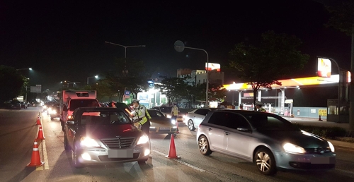 경기북부지방경찰청 소속 경찰관들이 29일 오후 11시부터 30일 오전 1시까지 자유로 일대에서 음주운전 단속을 벌이고 있다. /경기북부지방경찰청 제공