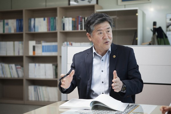 김광철 연천군수는 지난 2018년 7월 취임 이후 약 3년 3개월간 연천의 미래를 내다보며 군정을 이끌었다는 평가를 받고 있다. (사진제공=연천시청)