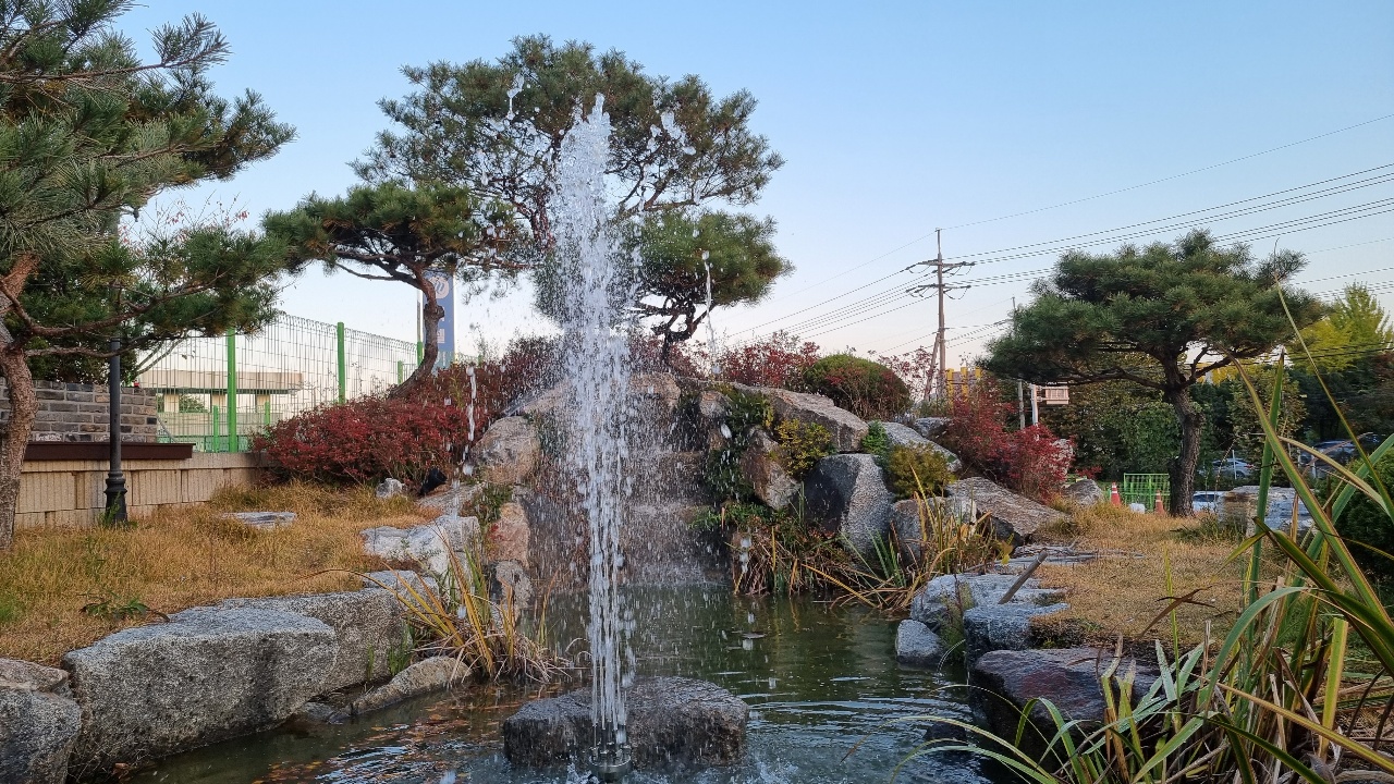 10월의 마지막 날인 31일 오후 용인의 한 음식점 앞 마당에 있는 분수대가 물을 뿜어대고 있다. 11월의 첫날인 1일 오늘 경기·인천지역은 대체로 맑겠고 경기동부지역에는 짙은 안개가 끼겠다. (사진=김광섭 기자)