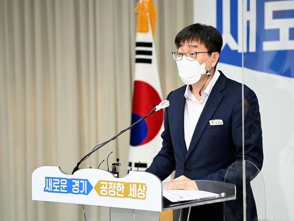 최원용 경기도 기획조정실장은 1일 오후 경기도청 북부청사에서 온라인 정책기자회견을 열고 2022년 본예산 편성안을 발표했다. (사진제공=경기도청)