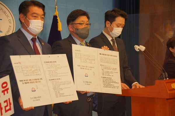 성남시의회 국민의힘 이상호 대표의원·이기인 의원 등은 3일 국회 소통관에서 ‘성남시의회 野3당, 대장동 개발 비리에 대한 성명서 및 성남시 개발 비리 시민합동조사단 발족’ 기자회견을 열고 있다. (사진제공=성남시의회)
