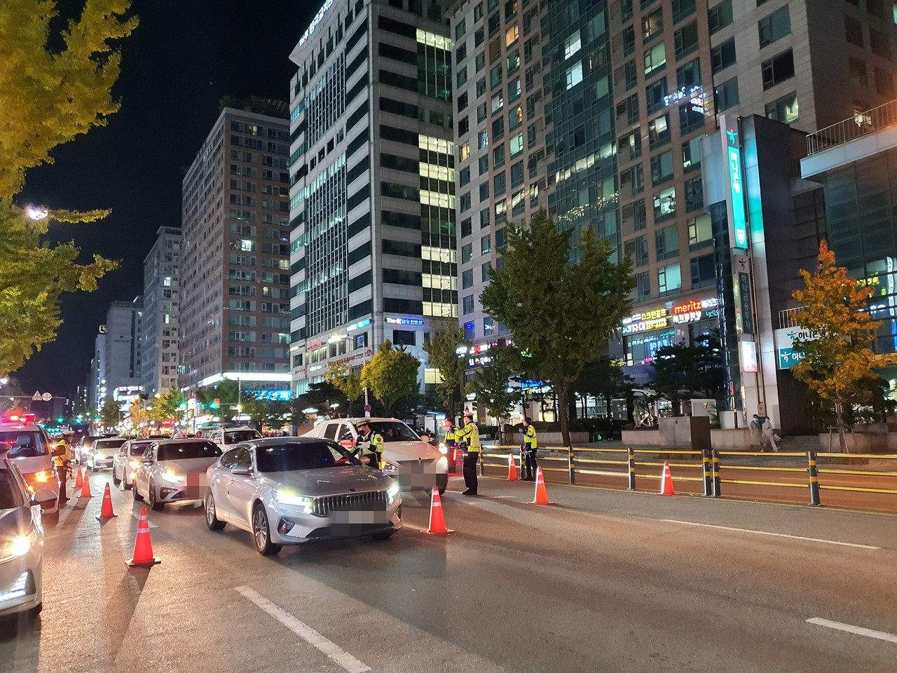 7일 경기남부경찰청에 따르면 지난 5일과 6일 교통경찰·지역경찰등 261명이 유흥가 주변 등 음주운전 용이·취약지점과 고속도로 진출입로 등 105개소에서 음주운전 일제단속을 실시해 94명을 적발했다. (사진제공=경기남부경찰청)<br>