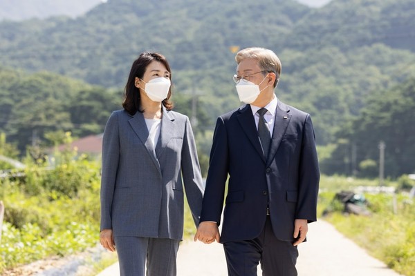 더불어민주당 이재명 대선후보는 아내 김혜경씨가 갑작스런 ‘낙상사고’로 병원에 입원해 9일 예정된 모든 일정을 취소했다. (사진=중앙신문DB)