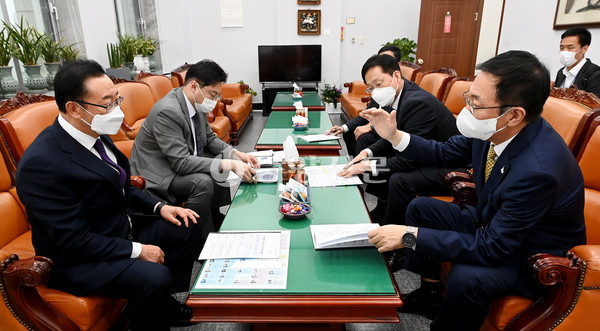 박남춘 인천광역시장이 9일 2022년 국비확보를 위해 서울 여의도 국회를 방문해 이종배 예결위원장과 면담을 하고 있다. (사진제공=인천시청)