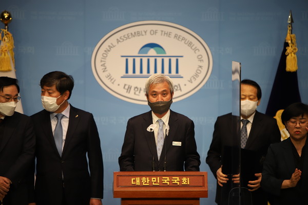 경기도 기초단체장 16명은 9일 오전 9시에 전국시장군수구청장협의회와 함께 위드코로나 시대에 일상회복을 위한 예산편성을 요구하는 성명서를 발표했다. (사진제공=오산시청)