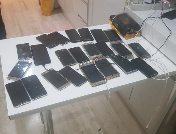 경기남부경찰청 생활질서계는 성매매 알선 등 행위의 처벌에 관한 법률 위반 등 혐의로 성매매업주 40대 남성 A씨 등 7명을 구속했다. 사진은 1 압수한 업주 사용 대포폰.(사진제공=경기남부경찰청)