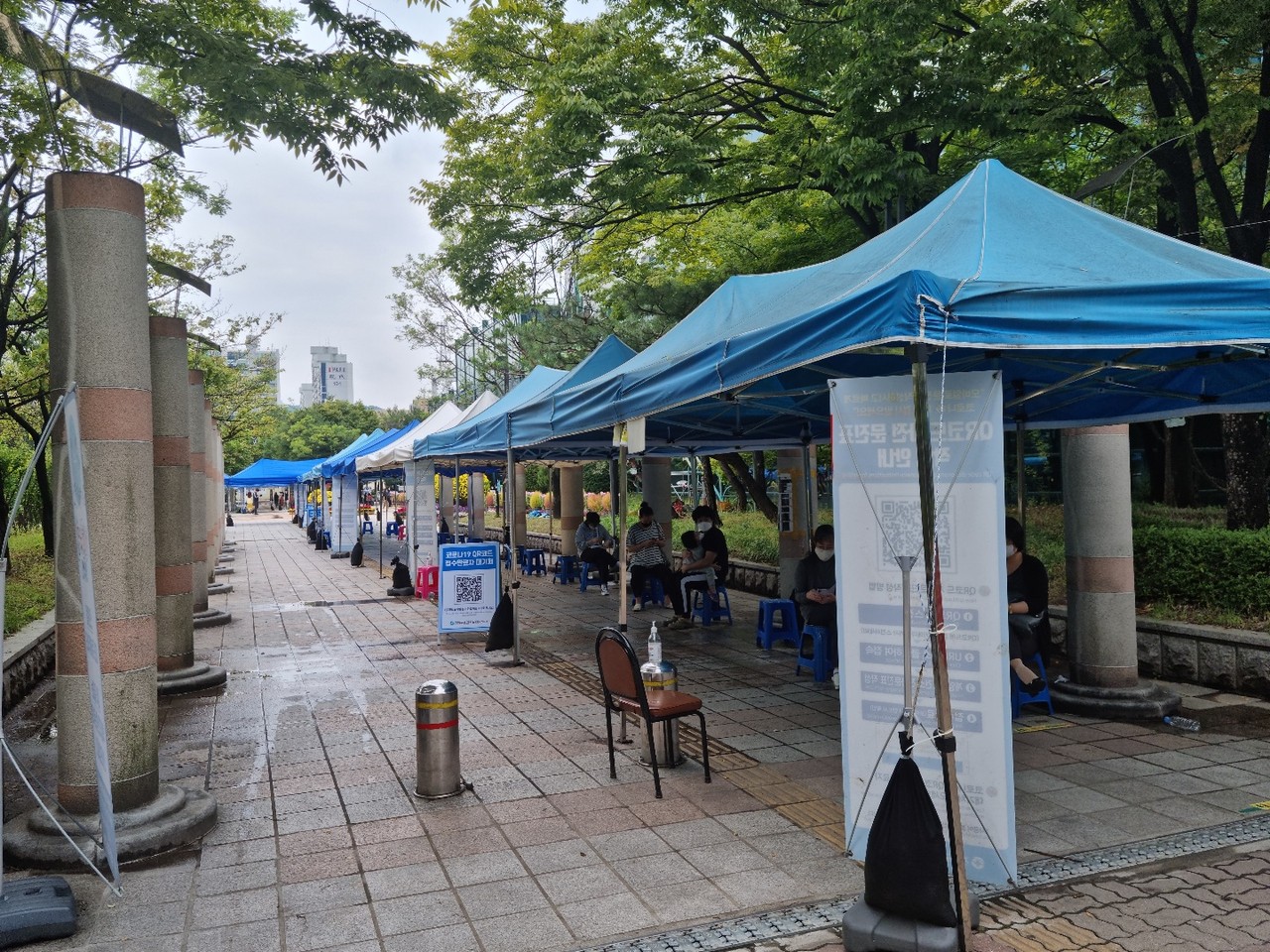 12일 오전 10시 인천시가 발표한 코로나19 현황에 따르면 10개 군·구 중 동구와 옹진군을 제외한 8개 지역서 81명의 확진자가 발생했다. 사진은 계양구보건소 선별진료소. (사진=이복수 기자)