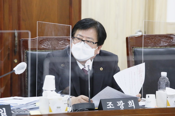 경기도의회 건설교통위원회 조광희 의원(더불어민주당, 안양5)은 17일 2021년 행정사무감사 건설교통위원회 종합감사에서 내일부터 재개되는 일산대교 통행료 징수와 본안 소송 준비 상황을 점검하고, 최근 일어나고 있는 코로나 영업시간 제한 해제에 따른 택시 부족 현상에 대해 질의했다. (사진제공=경기도의회)
