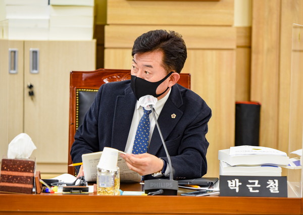 경기도의회 더불어민주당 박근철 대표의원(의왕1)은 18일 운영위원회 소관 의회사무처 행정사무감사에서 정책 목표 및 방향에 맞는 예산안 편성과 인사권 독립에 따른 철저한 대비책 마련을 주문했다. (사진제공=경기도의회)