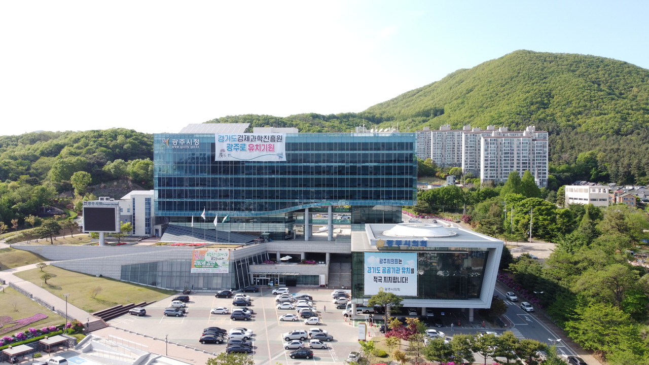 광주시가 인구 11만 명을 넘는 오포읍을 4개 행정동(洞)으로 분리하는 내용의 ‘오포읍 행정구역 개편(안)’을 경기도에 제출했다고 밝혔다. 사진은 광주시청 전경. (사진=중앙신문DB)