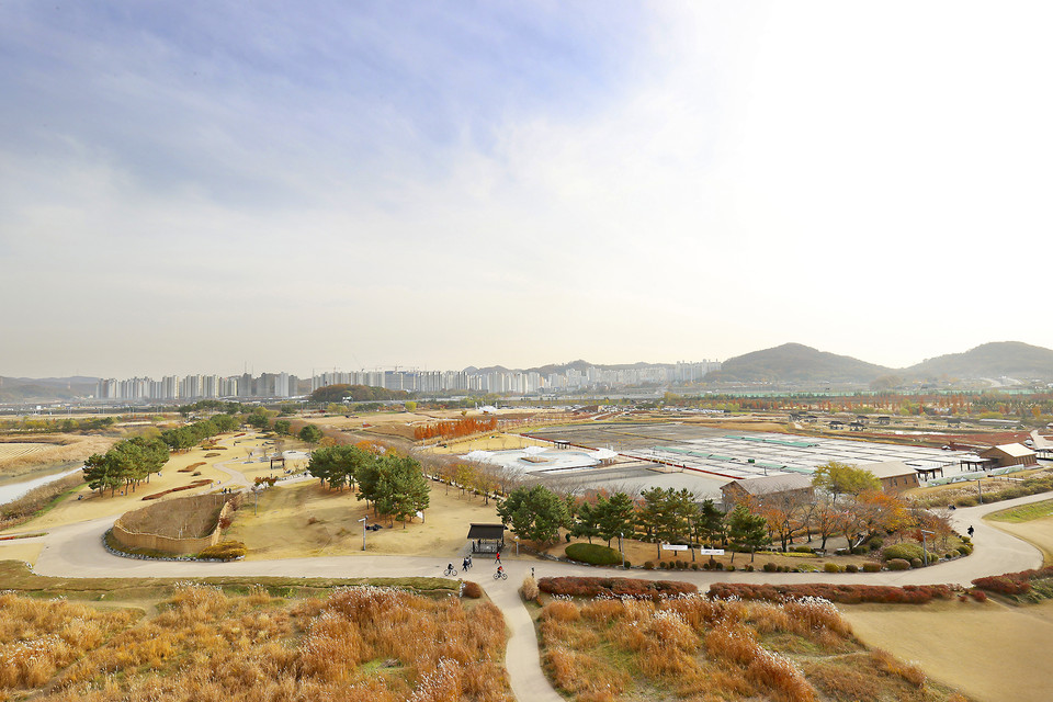 시흥 갯골 생태공원은 경기도 유일의 내만 갯골과 옛 염전의 정취를 느낄 수 있는 아름다운 곳이다. 생태공원에 있는 염전이 보인다.
