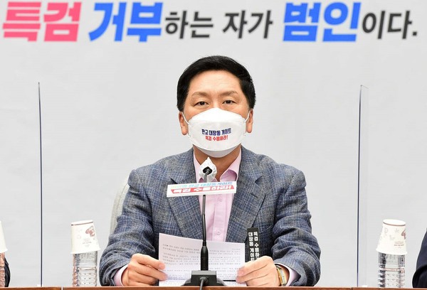 국민의힘 김기현 원내대표는 서울중앙지법 형사31단독 김찬년 판사가 김웅 의원이 낸 준항고 신청을 인용함에 따라 공수처를 해체하고, 김진욱 처장을 구속 수사하라고 다그쳤다. (사진=김기현 원내대표 페이스북)