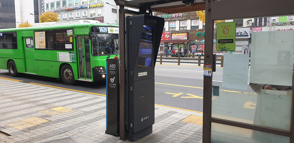안양시가 전국에는 처음으로 자동심장충격기 야외 시범설치를 이달 중순 마쳤다. 사진은 안양 일번지에 설치된 자동심장충격기 모습. (사진제공=안양시청)