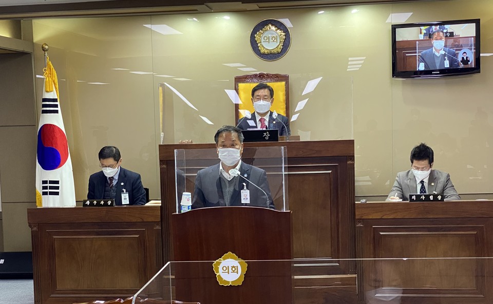 정동균 양평군수가 시정연설을 통해 “내년에는 초심으로 돌아가 ‘군민이 주인인 양평’, ‘군민이 잘사는 양평’, ‘군민이 행복한 양평’을 다시 한번 가슴에 새기며 ‘바르고 공정한 행복한 양평’을 추진하겠다”고 밝혔다. (사진=장은기 기자)