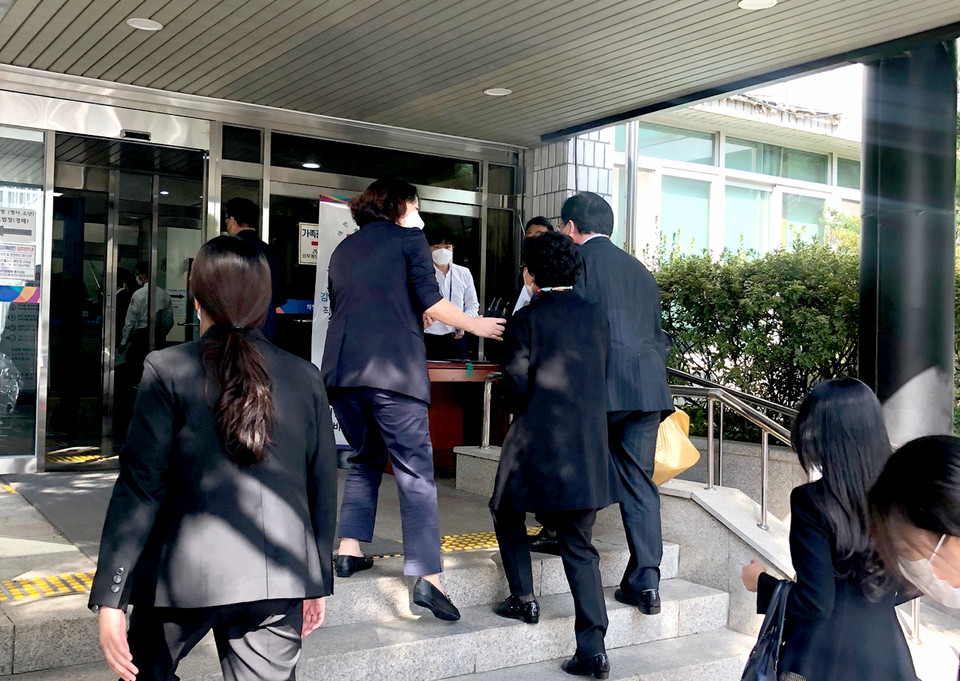 국민의힘 대권 경선 유력 후보인 윤석열 전 검찰총장의 장모 최모(75)씨가 통장잔고 위조 혐의 재판을 받기 위해 자신의 자동차에서 내려 의정부지법으로 들어가고 있다. (사진=김유정 기자)