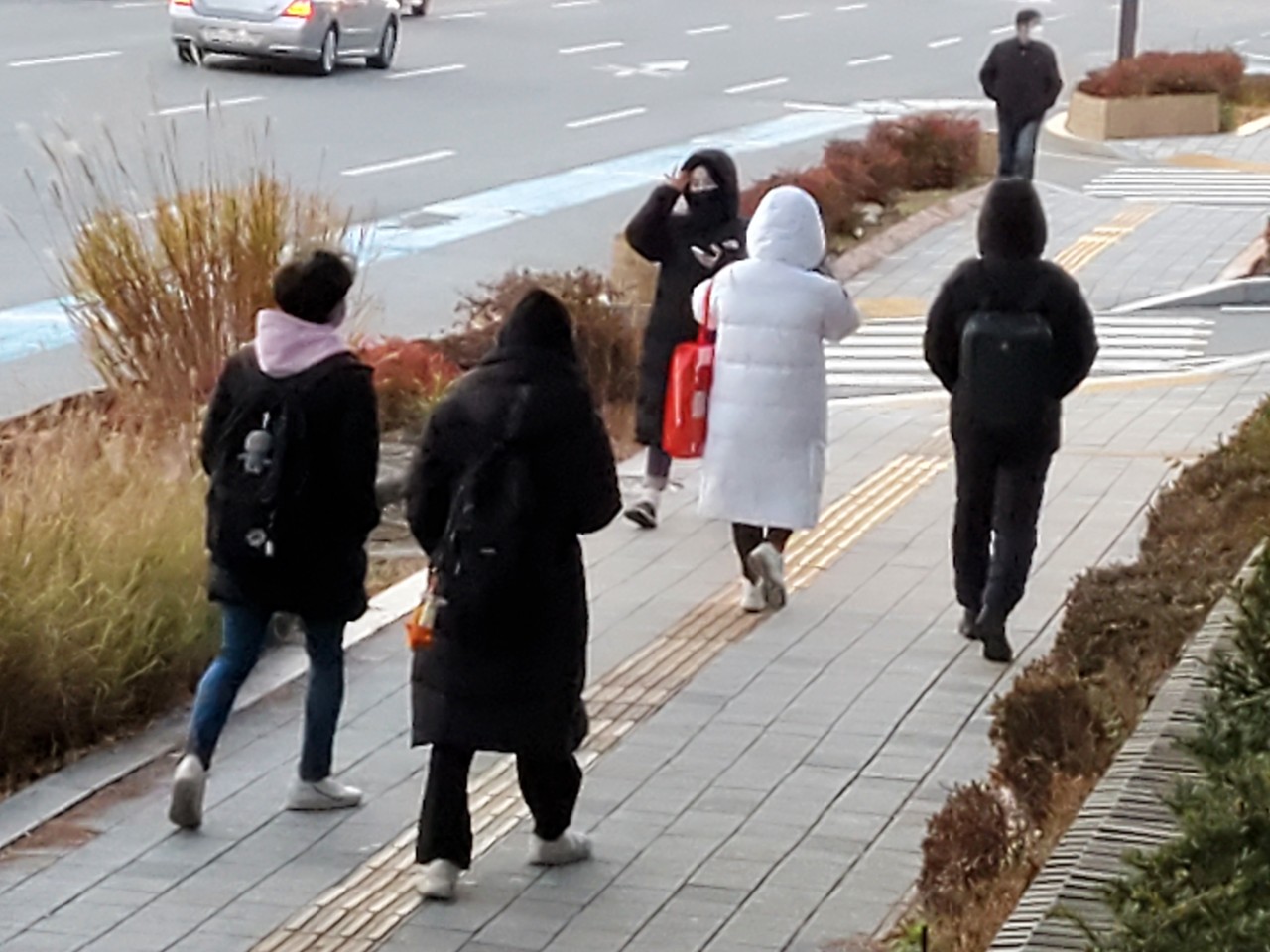 2일 오전 영하권 날씨에 수원시청 앞 인도에는 시민들이 출근길 발걸음을 재촉하고 있다. 3일 금요일인 오늘 경기·인천지역은 흐리다가 아침부터 차차 맑아지겠다. (사진=권영복 기자)