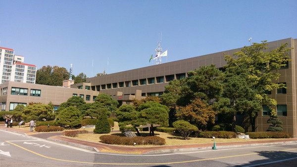 파주시는 내년 주요 사업에 필요한 예산 확보를 위해 지역출신 국회의원들과 공조해 정부 각 부처에 발품을 팔아가며, 동분서주한 결과 7817억원의 국비를 따냈다. 사진은 파주시청 전경. (사진=중앙신문DB)