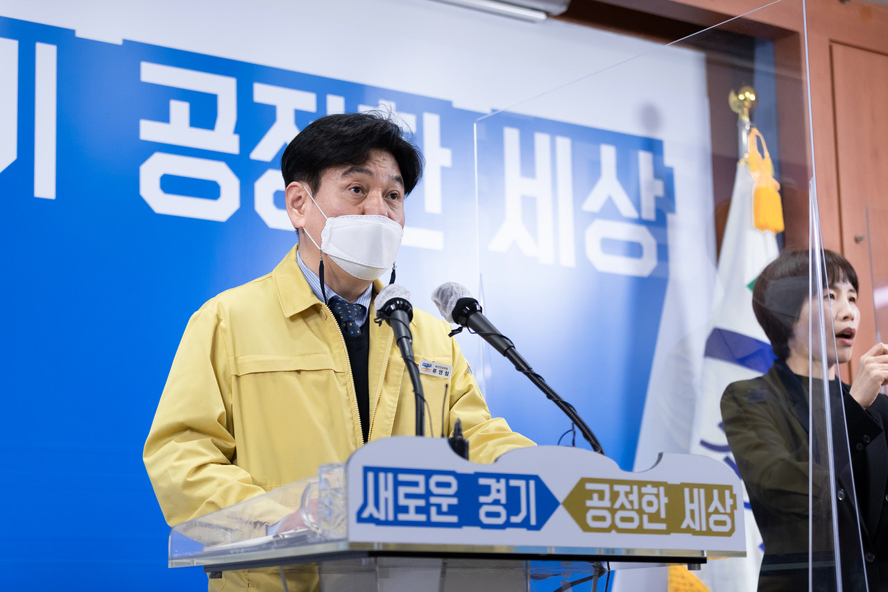 7일 오후 류영철 경기도 보건건강국장은 정례 기자회견을 열어 도내 오미크론 변이 현황과 대응 방안에 대해 발표하고 있다. (사진제공=경기도청)