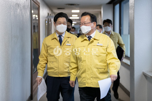 김부겸 국무총리 경기도청 방문   8일 오전 오병권 경기도지사 권한대행이 코로나19 대응 중앙재난안전대책본부(영상)회의 주재를 위해 경기도청에 방문한 김부겸 국무총리와 코로나19 대응 중앙재난안전대책본부 (영상)회의 참석을 위해 경기도청 재난상황실로 이동하고 있다. (사진제공=경기도청)